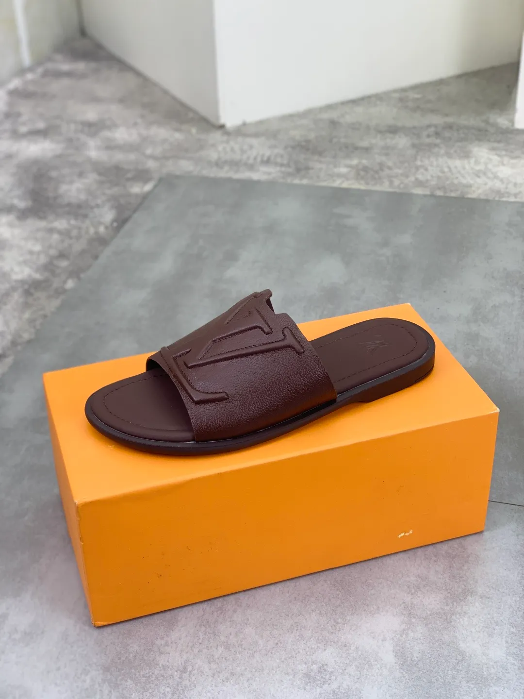 Men's shoes 💰P340 💰【New style】🆘 High quality 【LOUIS VUITTON】The popular Louis Vuitton LV men's slippers on the official website are on sale simultaneously! Original pebbled calfskin fabric imported from Italy. Original factory special supply. Size: 38-46. 4️⃣ colors available.